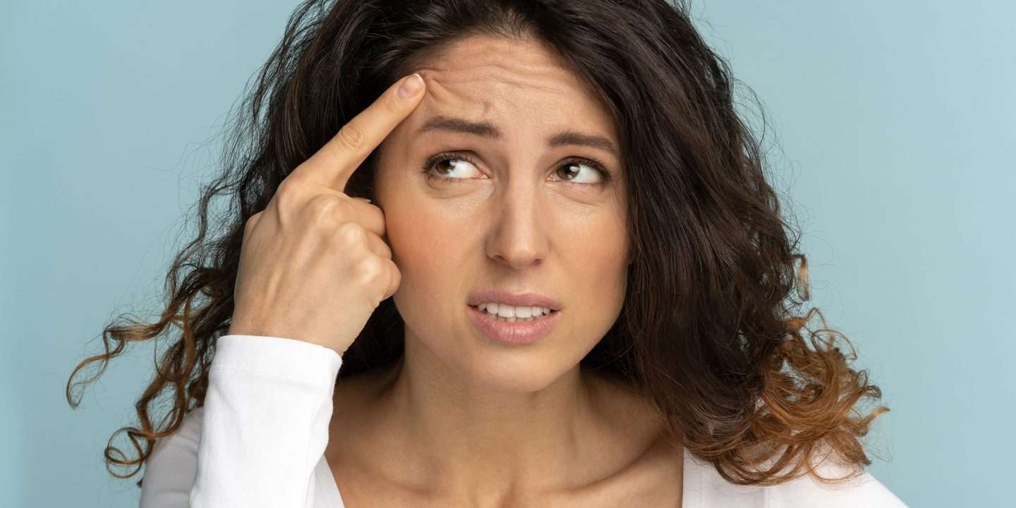 كيف يمكنك التحكم ببشرتك الدهنية والتخلص من حب الشباب المعتدل؟ نصيحة من طبيب أمراض جلدية